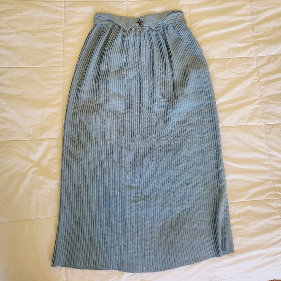 80's Straight Pleated Midi Skirt with Pointed Waistband - Picture 2 of 5